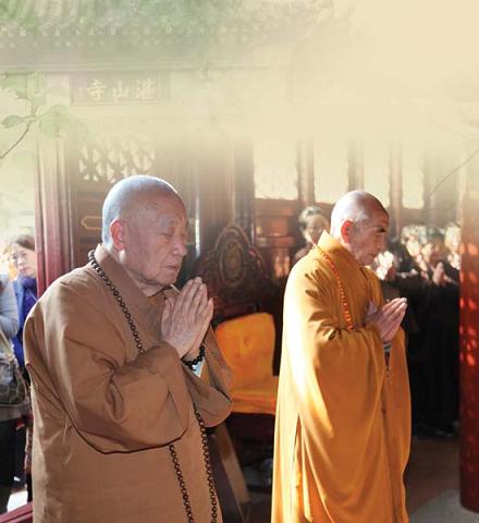 性空长老回访阔别63年的青岛湛山寺